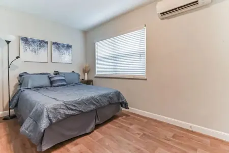 Lovely 1 Bedroom Steps from the Beach