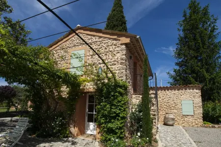Magical: Completely renovated farmhouse in the middle of an olive grove Отели в г. Var