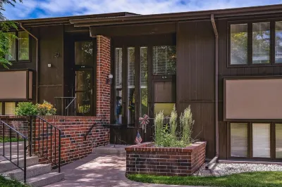 Family friendly Camp themed condo on Lake Como, minutes to downtown Lake Geneva Hotel a 