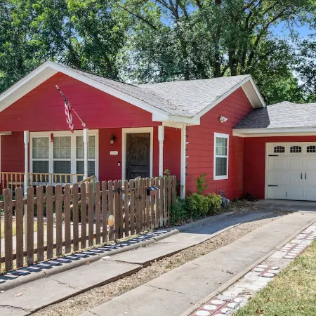 La Casa Roja - Pet-Friendly - 3Br Home - Walk to Castle & Downtown Waco