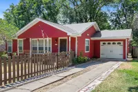 La Casa Roja - Pet-Friendly - 3Br Home - Walk to Castle & Downtown Waco - บังกะโล