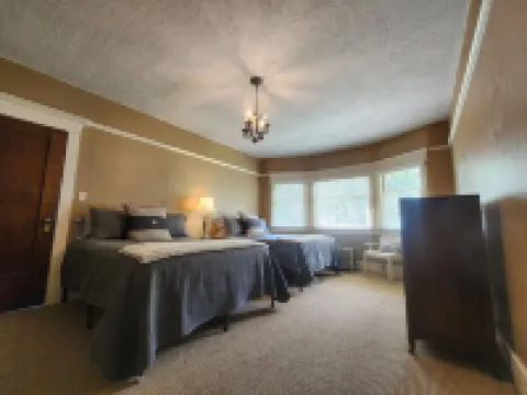 Beautiful 5 bedroom home w/ access to hot tub/pool 25 mins to Glenwood or Vail!