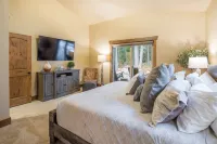 Luxury Pour House Lodge - private, hot tub, firepit