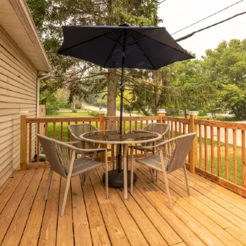 Escape to the Lake! Walk to water & local dining!