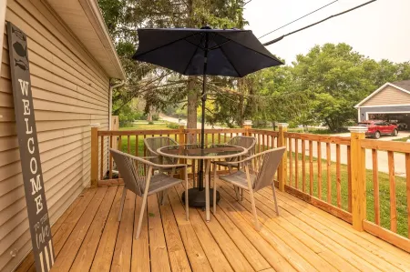 Escape to the Lake! Walk to water & local dining!