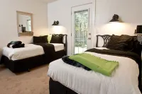 The Bungalow - Charming 2 Bed/2 Bath Guest House on 2 acres in Summerville, SC