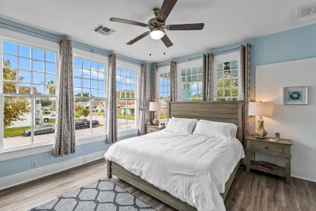 Spacious bungalow in the heart of Galveston with all the comforts of home Отели рядом с достопримечательностью «Парк Сивулф»