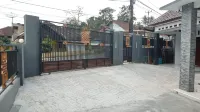 Tiara Homestay Hotels in Cigandamekar