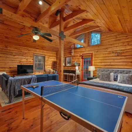 HOT TUB:: KING COMFY BEDS :: Convenient location to Downtown, Campus, West Knox