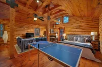 HOT TUB:: KING COMFY BEDS :: Convenient location to Downtown, Campus, West Knox