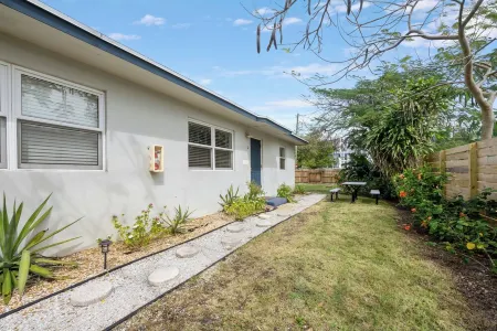 2BR on Swinton - 1 Mile to Beach, 1 Block to Ave Отели рядом со станцией Delray Beach Tri Rail Station