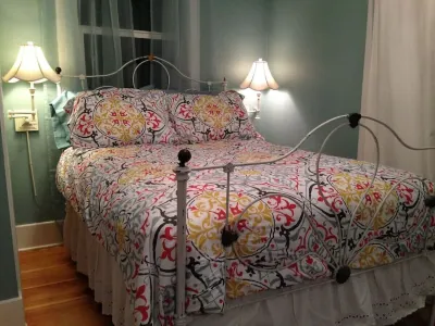 Fremont vintage  2bed apt-pets private back yard Hotels in Fremont