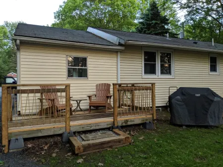 Lakeview Cozy Cottage Pocono Summit 2BR, Firepit, sleeps 6.