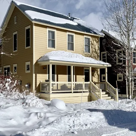 Mountain Retreat EVSE, Fireplace, Hot Tub, Sonos Theater, 75 55" TV, Free Bus