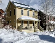 Mountain Retreat EVSE, Fireplace, Hot Tub, Sonos Theater, 75 55" TV, Free Bus - 4 stjerner