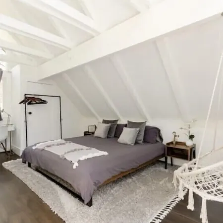 Cozy Treetop A-Frame, Fireplace, Arcade Games, Record Player