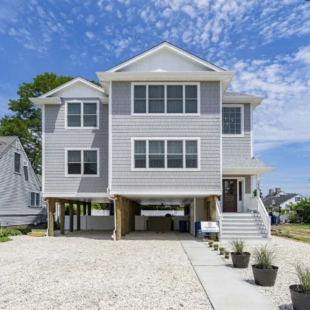 7 Bed/4 Bath, Salt Water Pool, Walk to beach/boardwalk