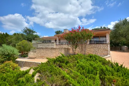 Beautiful remodeled lake view home, Modified new rates for fall. Отели рядом с достопримечательностью «High 5»