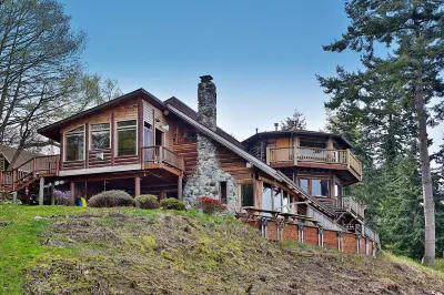 Log Castle - On the Beach, Expansive Sound/Mountain View Hotels near Chocolate Flower Farm