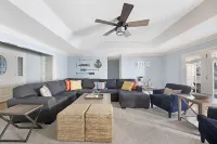 Lakefront, Swimming pool family home minutes from downtown Nashville