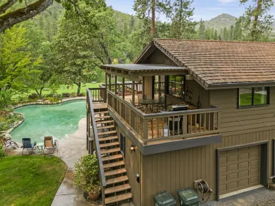Rogue River frontage: 1 BR Guest Unit, pool, dock, fishing, 5 acre park like