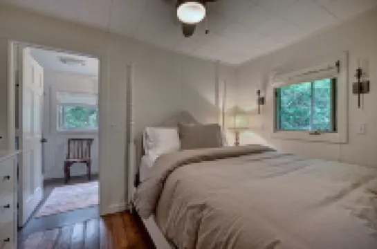 Broadleaf Cottage in Mirror Lake Area of Highlands