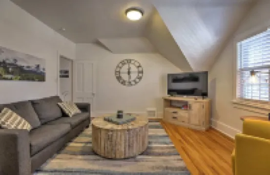 1 minute to historic downtown, bring your pet!