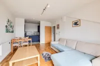 Homely 2-Beds 2-Bath Apartment in Manchester