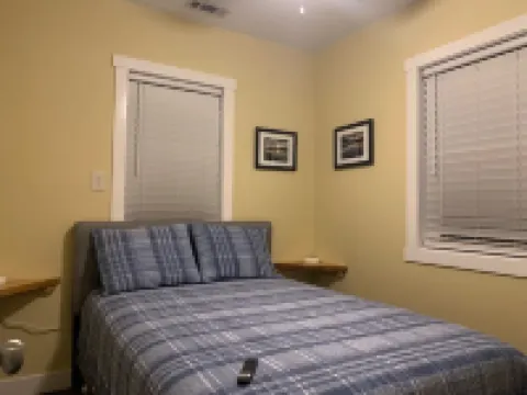 Cottage11: 2 Bedroom-3 Beds. Laundry, Sleeps 6.  Park Right at Your Entry Door.