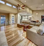 Bridge to Happiness: Cross the entry bridge into a gorgeous 4 bedrooms residence فنادق في Lost Creek