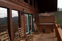 Spacious 4Br Cabin Near Dollywood – Hot Tub, Game Room & Stunning Mountain Views - Bjergudsigt