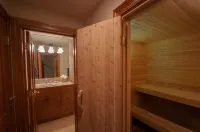 4 BR Mountain Village Luxury Log Home - Great Views, Sleeps 10 Отели рядом с достопримечательностью «Himmel Spa»
