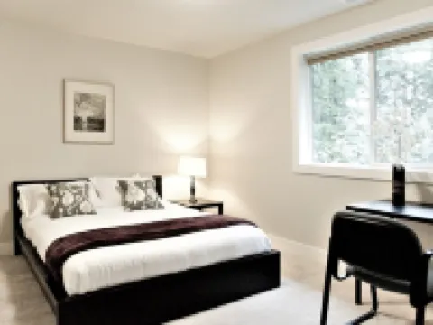 Spacious, family friendly, great for hosting w/ large island, quite & peaceful! Hotels in Sammamish