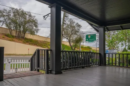 Cozy 1-bedroom with a beautiful backyard in awesome Orlando Отели рядом с достопримечательностью «Кемпинг Уорлд»