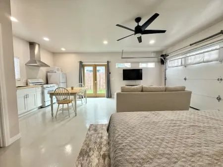 Renovated studio 15 minutes from downtown San Diego Отели в г. Лемон Гров