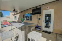 Spacious 4-bedroom house with Pool, Fun BackYard & Amazing Game Room - บูติค