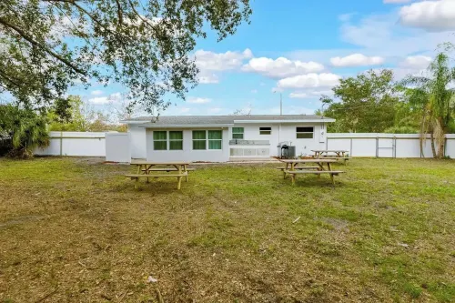 King Bed. Great Parking. Message with Questions.