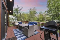 Charming Pocono Chalet with Sauna and Hot Tub فنادق في Tobyhanna Township