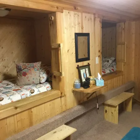 The Cardinal log cabin. Wrap around deck, firepit. Next to Pipestem resort park.