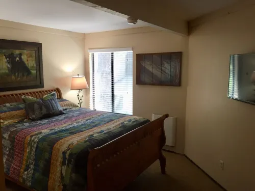 Sherwin Villas 2 bdrm/ loft across from Vons and restaurant row