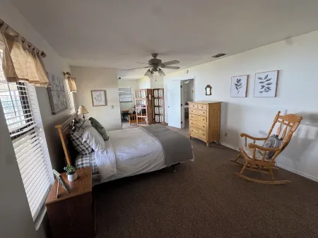 Amazing Lakefront Views! 4/4, Pool, Diving Board, Spa, Pool Table, Near LegoLand