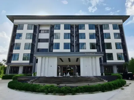 The Sun Hotel Roiet Отели рядом с достопримечательностью «Roi Et Tower»