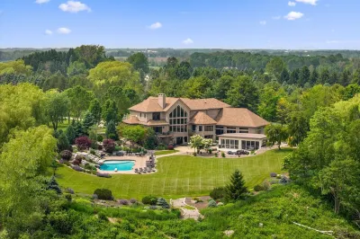 Entire Mansion with Indoor Pool! Perfect for Hosting Groups. on Lake Michigan Hotels in 