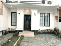 Villa White House Sentul by SAKALAVASA Hotels in Sentul