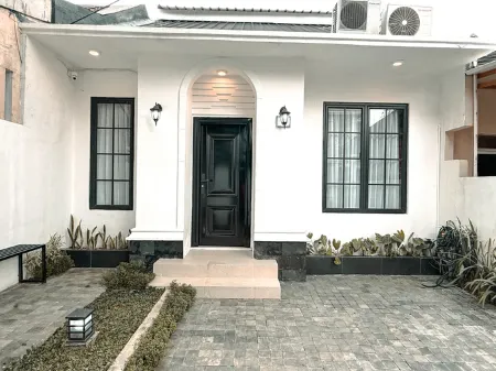 Villa White House Sentul by SAKALAVASA Отели рядом с достопримечательностью «Bumi Kepanduan Sentul»