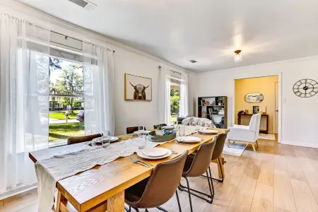 Savannah Place: Mid-century modern 3 Bedroom Home