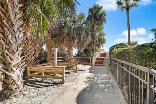 Lovely 2 bedroom, 2.5 bath condo, close to pool and beach.