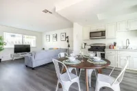 Modern 2BR Condo w/ King Bed & Balcony near LA