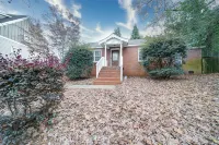 Private Oasis. Uptown. Pool. Hot Tub. Fire pit. Fenced in Yard