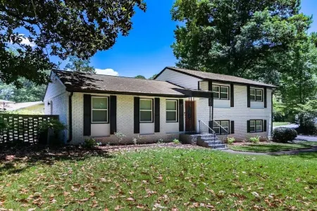 Spacious 4 BR 3 Full Bath House Near Airport & Shopping!